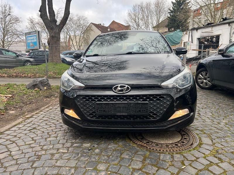 Gebraucht Hyundai i20 Classic 75 PS (55 kW) 2015 Schwarz Limousine