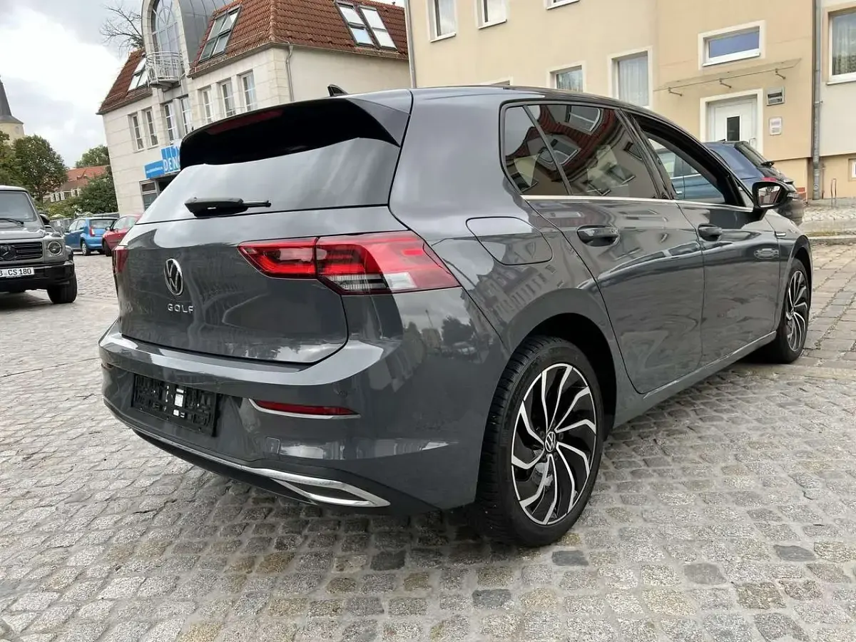 Gebraucht VW Golf VIII Style 131 PS (96 kW) 2021 Grau Limousine