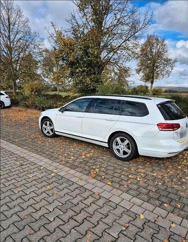 Gebraucht VW Passat 125 PS (91 kW) 2018 Weiß Kombi