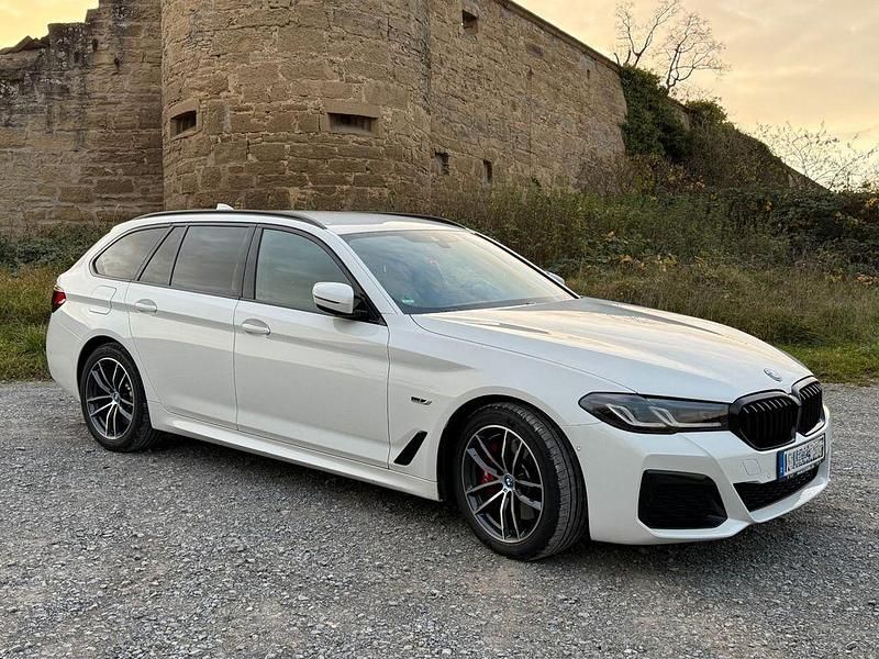 Weiß Gebraucht 2022 BMW 530e Shadowline Kombi | 36.900 € (Fairer Preis) - Bild 1/4