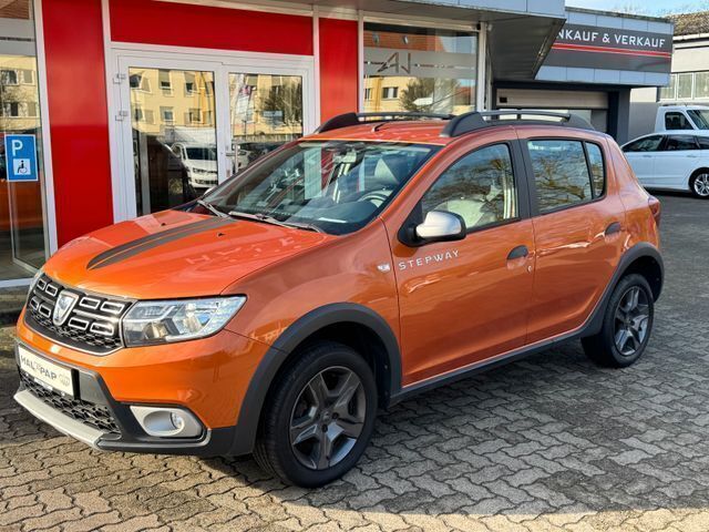 Orange Gebraucht 2017 Dacia Sandero Celebration Kleinwagen | 9.990 € (Etwas zu teuer) - Bild 1/4