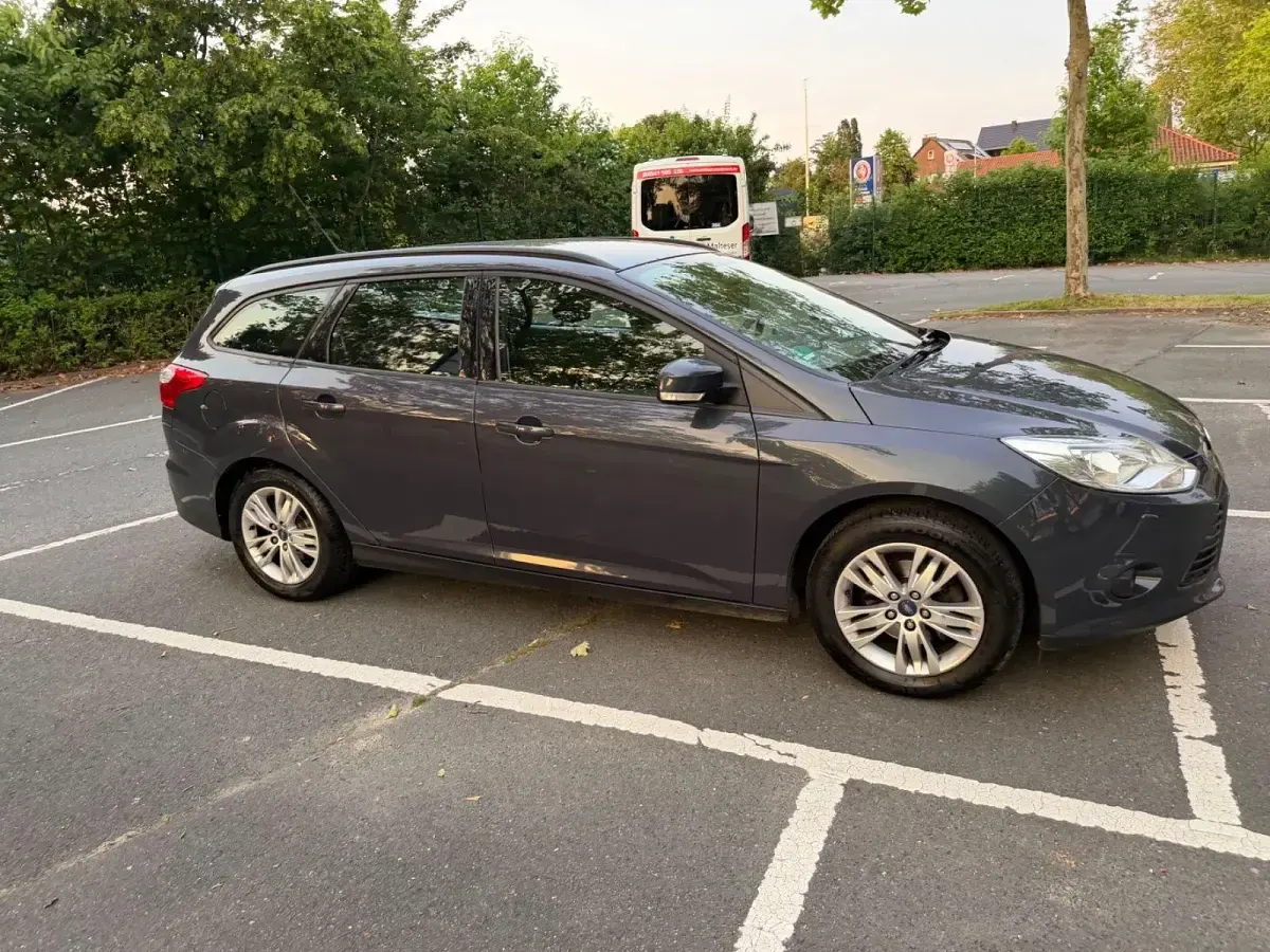 Gebraucht Ford Focus 105 PS (77 kW) 2012 Grau Kombi