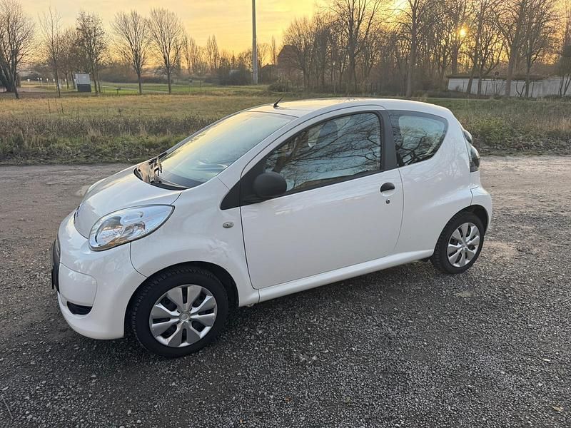 Weiß Gebraucht 2011 Citroën C1 Kleinwagen | 2.490 € (Fairer Preis) - Bild 1/4