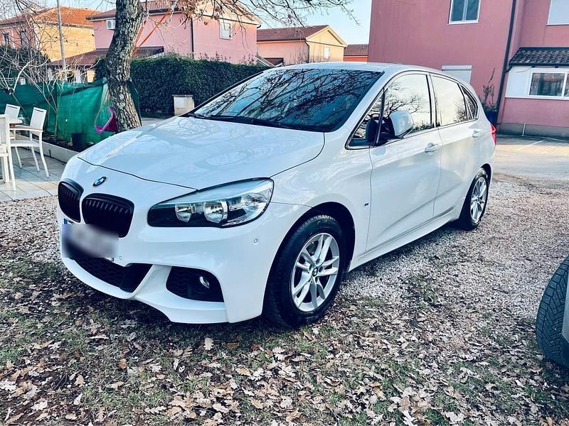 Weiß Gebraucht 2015 BMW 220 Active Tourer M Sport Van / Kleinbus | 13.600 € (Fairer Preis) - Bild 1/4