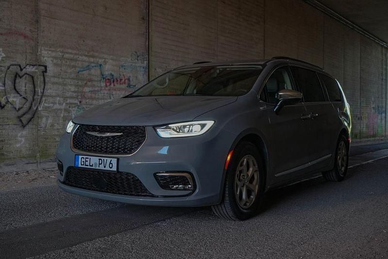 Grau Gebraucht 2023 Chrysler Pacifica Limited SUV | 42.000 € (Fairer Preis) - Bild 1/4