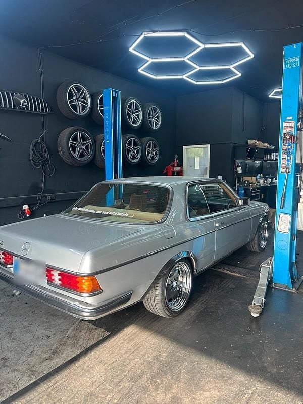 Gebraucht Mercedes 280 176 PS (129 kW) 1978 Silber Coupé