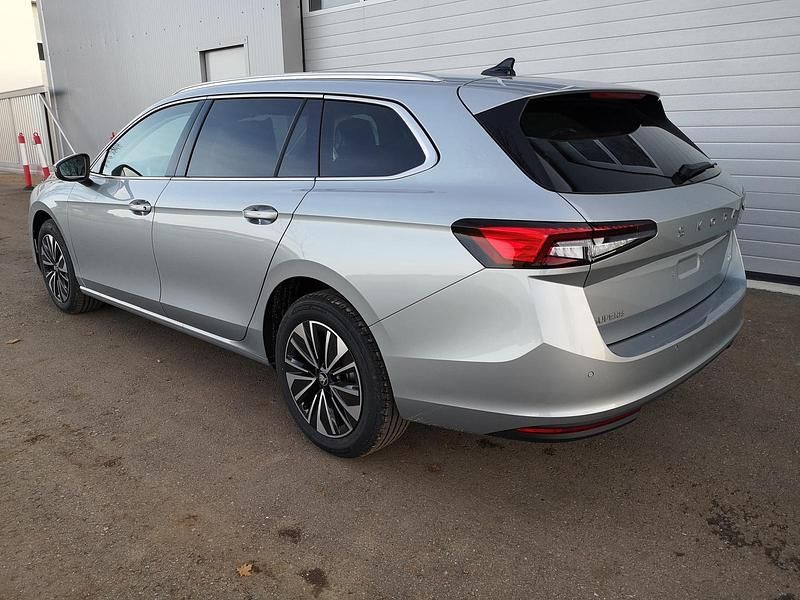 Neu Skoda Superb Selection 220 PS (161 kW) 2025 Pebble silver metallic
