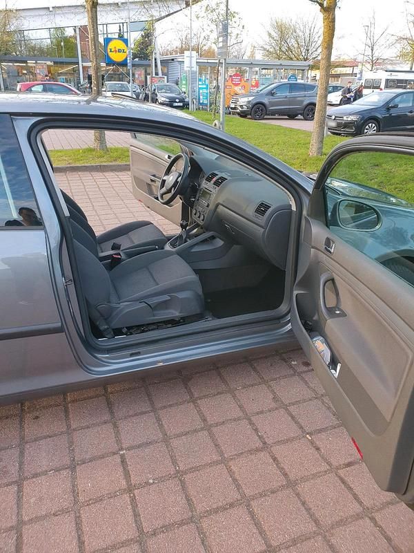 Second-hand VW Golf 89 CP (65 kW) 2005 Gri Coupe