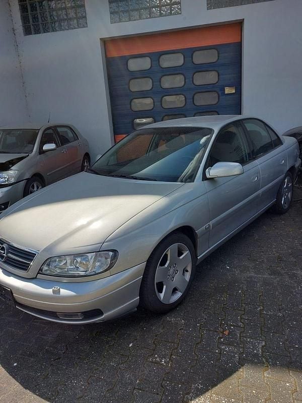 Silber Gebraucht 2000 Opel Omega Limousine | 1.999 € - Bild 1/4