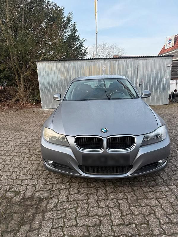 Gebraucht BMW 318 143 PS (105 kW) 2010 Grau Kombi