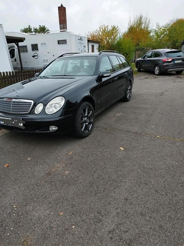 Schwarz Gebraucht 2004 Mercedes E240 Kombi | 2.890 € (Guter Preis) - Bild 1/4