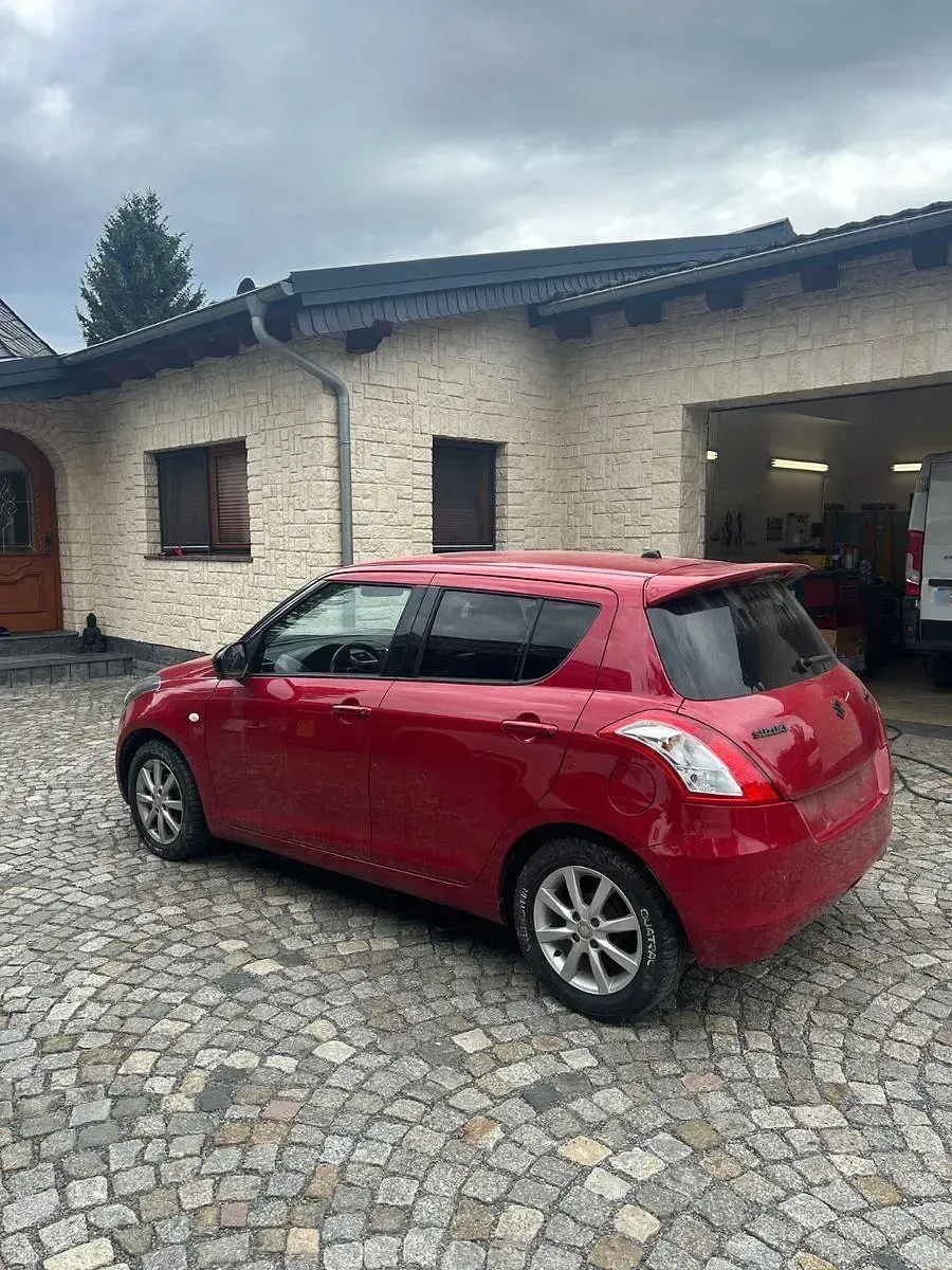 Gebraucht Suzuki Swift Comfort 94 PS (69 kW) 2013 Rot Kleinwagen