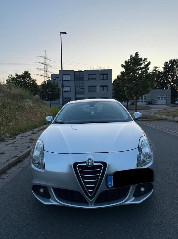 Grau Gebraucht 2010 Alfa Romeo Giulietta Kleinwagen | 4.000 € (Fairer Preis) - Bild 1/4
