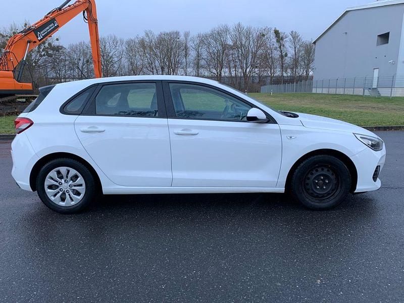 Gebraucht Hyundai i30 Trend 100 PS (73 kW) 2018 Weiß Limousine