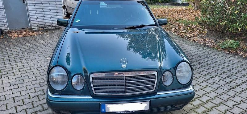 Grün Gebraucht 1996 Mercedes E280 Elegance Limousine | 2.800 € (Guter Preis) - Bild 1/4