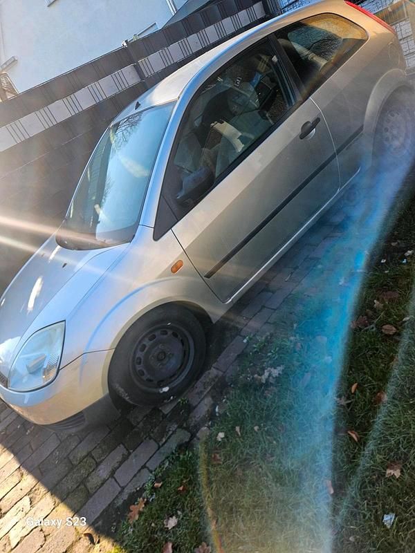 Silber Gebraucht 2003 Ford Fiesta Coupé | 400 € (Superpreis) - Bild 1/4