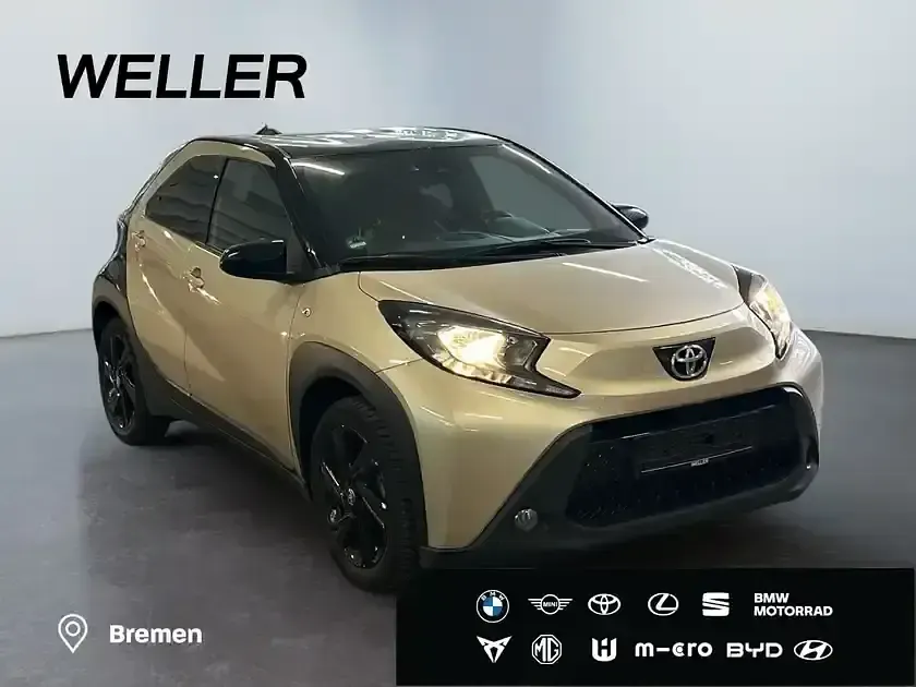 Gebraucht Toyota Aygo 72 PS (52 kW) 2023 Ginger beige metallic / dach mysticschwarz Kleinwagen