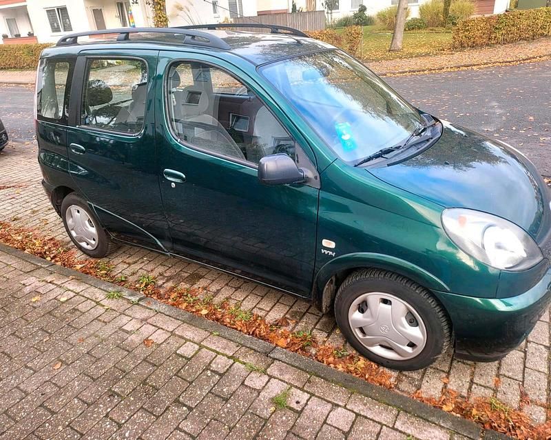 Grün Gebraucht 2002 Toyota Yaris Kombi | 2.500 € - Bild 1/4