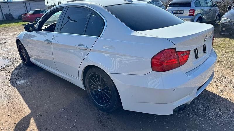 Gebraucht BMW 330 Sport Line 245 PS (180 kW) 2010 Weiß Limousine