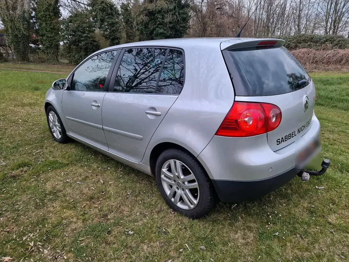 Second-hand VW Golf IV 116 CP (85 kW) 2006 Argintiu Berlinǎ