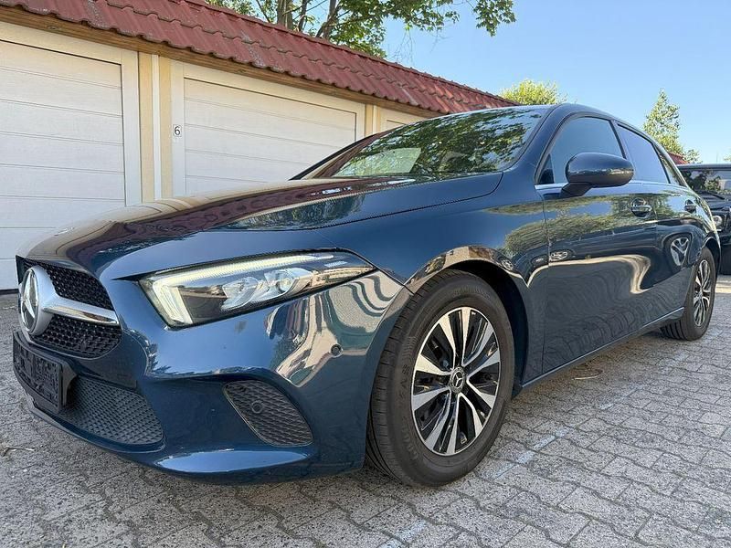Gebraucht Mercedes A180 136 PS (100 kW) 2021 Blau Limousine