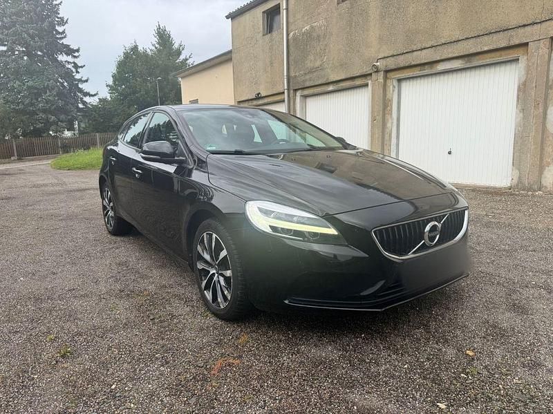 Schwarz Gebraucht 2019 Volvo V40 Momentum Limousine | 16.199 € (Guter Preis) - Bild 1/4