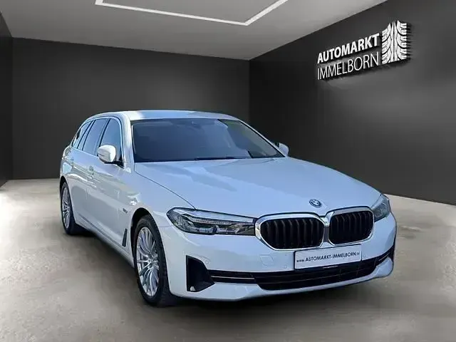 Gebraucht BMW 520 Sport Line 204 PS (150 kW) 2022 Weiß Limousine