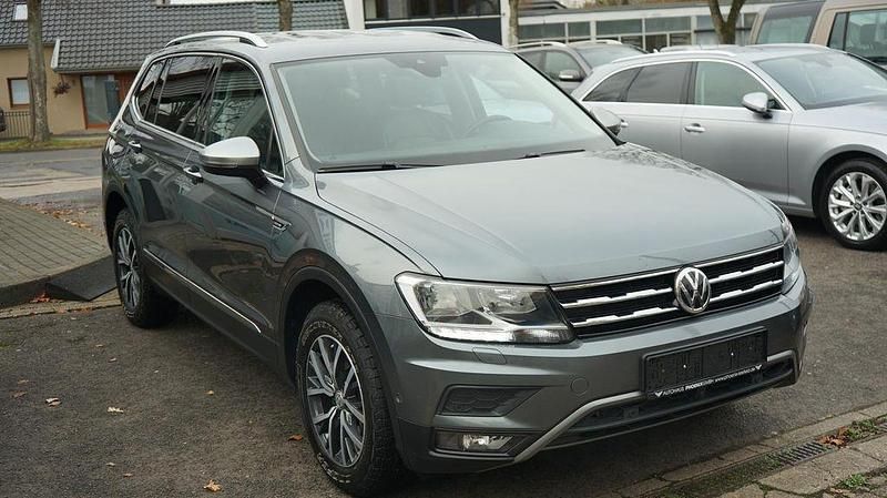 Grau Gebraucht 2018 VW Tiguan Allspace Comfortline SUV | 23.950 € (Fairer Preis) - Bild 1/4