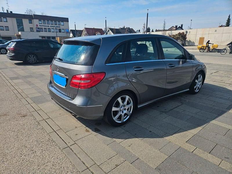Gebraucht Mercedes B180 122 PS (89 kW) 2014 Grau Van / Kleinbus