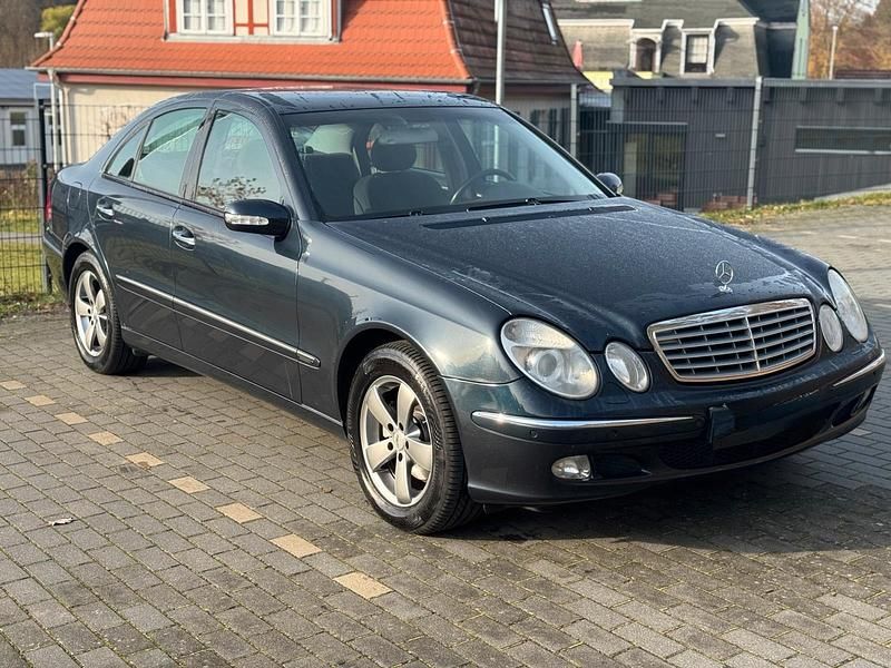 Blau Gebraucht 2002 Mercedes E220 Limousine | 2.000 € (Guter Preis) - Bild 1/4