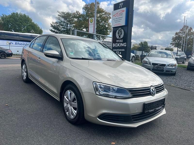Silber Gebraucht 2013 VW Jetta Trendline Limousine | 6.500 € (Fairer Preis) - Bild 1/4