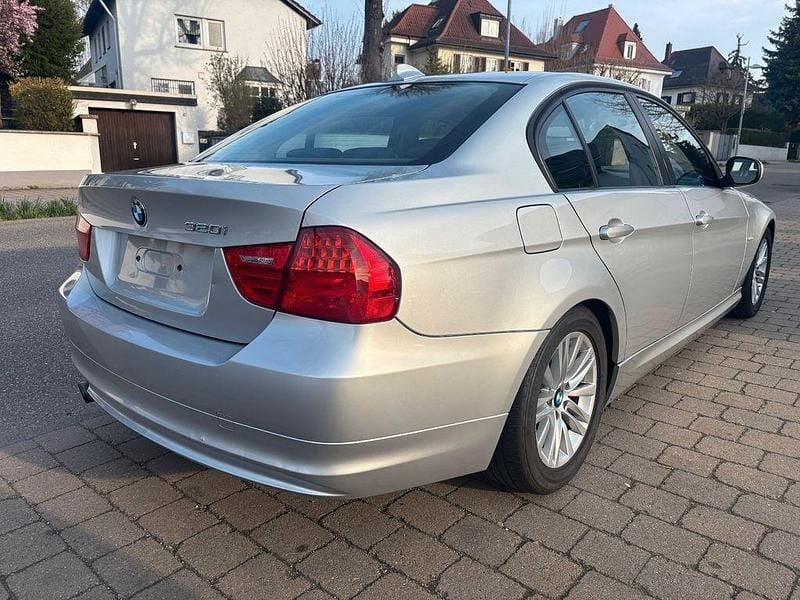 Gebraucht BMW 320 170 PS (125 kW) 2009 Silber Limousine