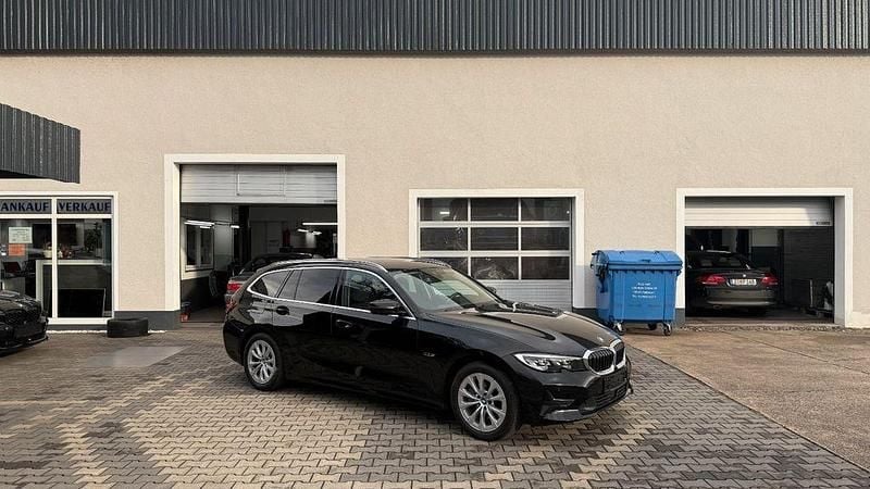 Schwarz Gebraucht 2022 BMW 320e Limousine | 25.990 € (Guter Preis) - Bild 1/4