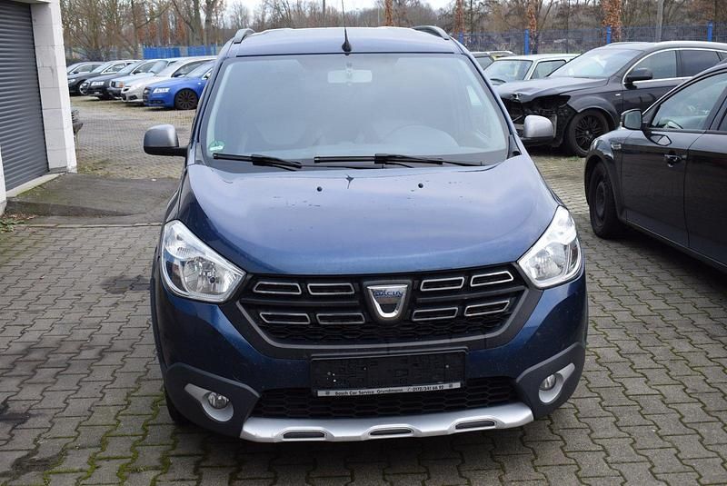 Blau Gebraucht 2019 Dacia Lodgy Stepway Van / Kleinbus | 7.880 € (Fairer Preis) - Bild 1/4