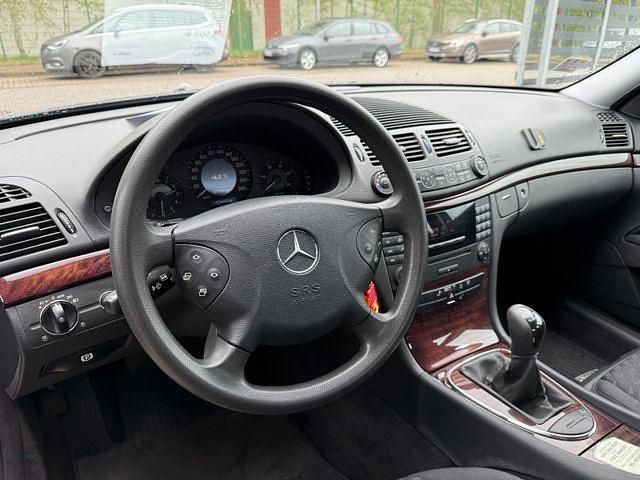 Second-hand Mercedes E200 122 CP (89 kW) 2003 Negru Berlinǎ