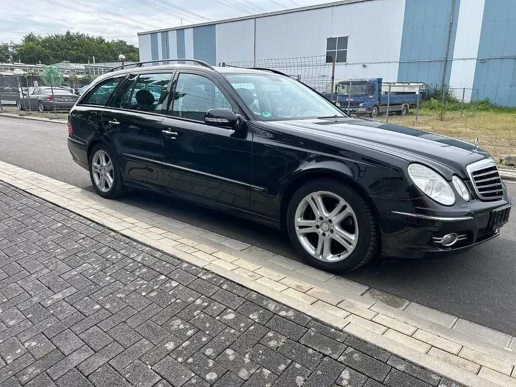 Usado Mercedes E220 Avantgarde 170 CV (125 kW) 2008 Negro Berlina