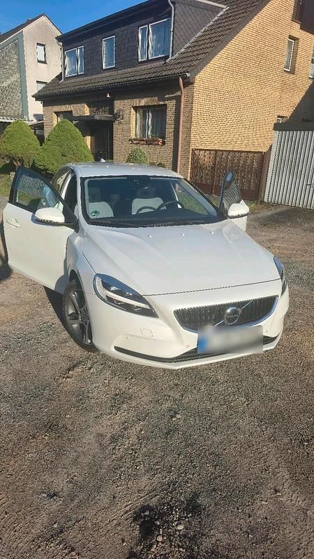 Second-hand Volvo V40 122 CP (89 kW) 2017 Alb Hatchback
