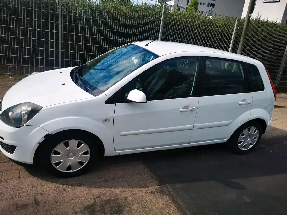 Gebraucht Ford Fiesta 70 PS (51 kW) 2007 Weiß Kleinwagen