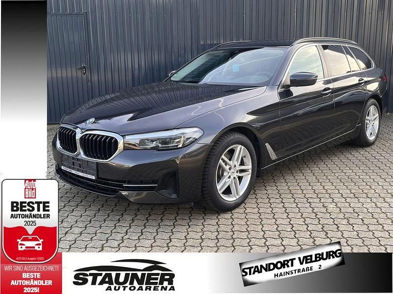 Grau Gebraucht 2023 BMW 520 Limousine | 31.900 € (Superpreis) - Bild 1/4