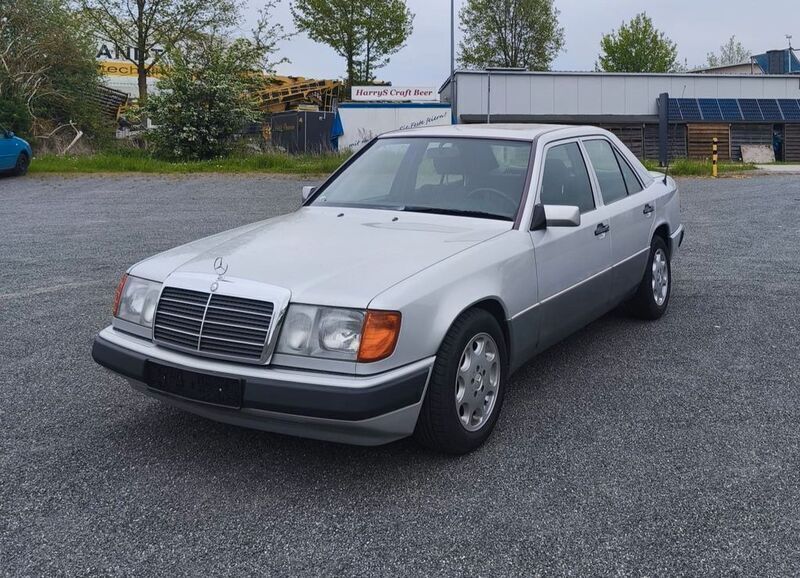 Silber Gebraucht 1993 Mercedes E280 Limousine | 10.349 € - Bild 1/4