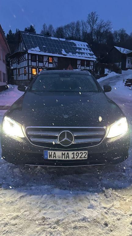 Schwarz Gebraucht 2017 Mercedes E220 Kombi | 19.000 € (Fairer Preis) - Bild 1/4