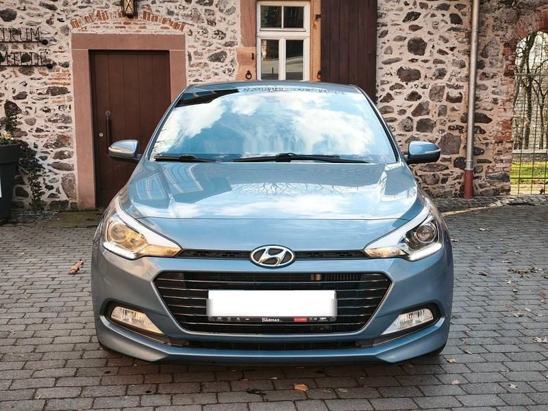 Gebraucht Hyundai i20 Passion 101 PS (74 kW) 2016 Blau Kleinwagen