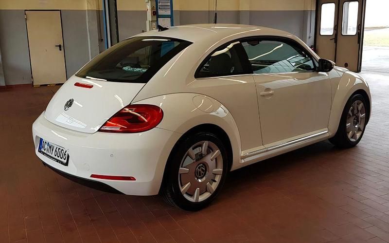 Gebraucht VW Beetle Design 105 PS (77 kW) 2012 Weiß Kleinwagen