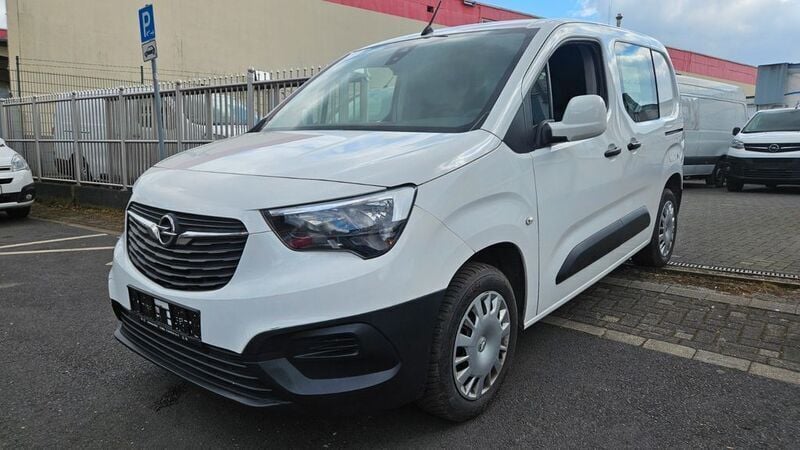 Lackierung weiss icy/typ ausse Gebraucht 2020 Opel Combo Van / Kleinbus | 8.495 € (Superpreis) - Bild 1/4