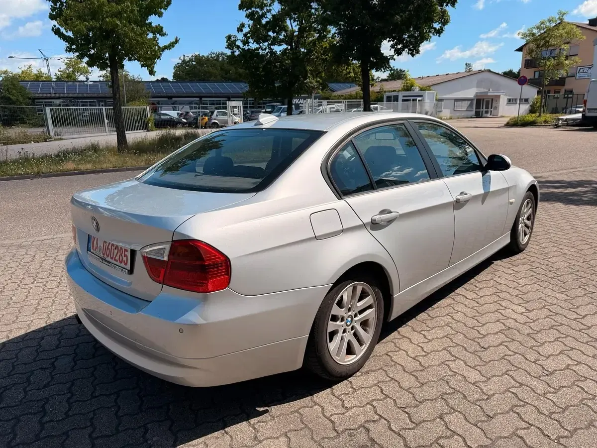 Gebraucht BMW 318 129 PS (94 kW) 2006 Silber Limousine
