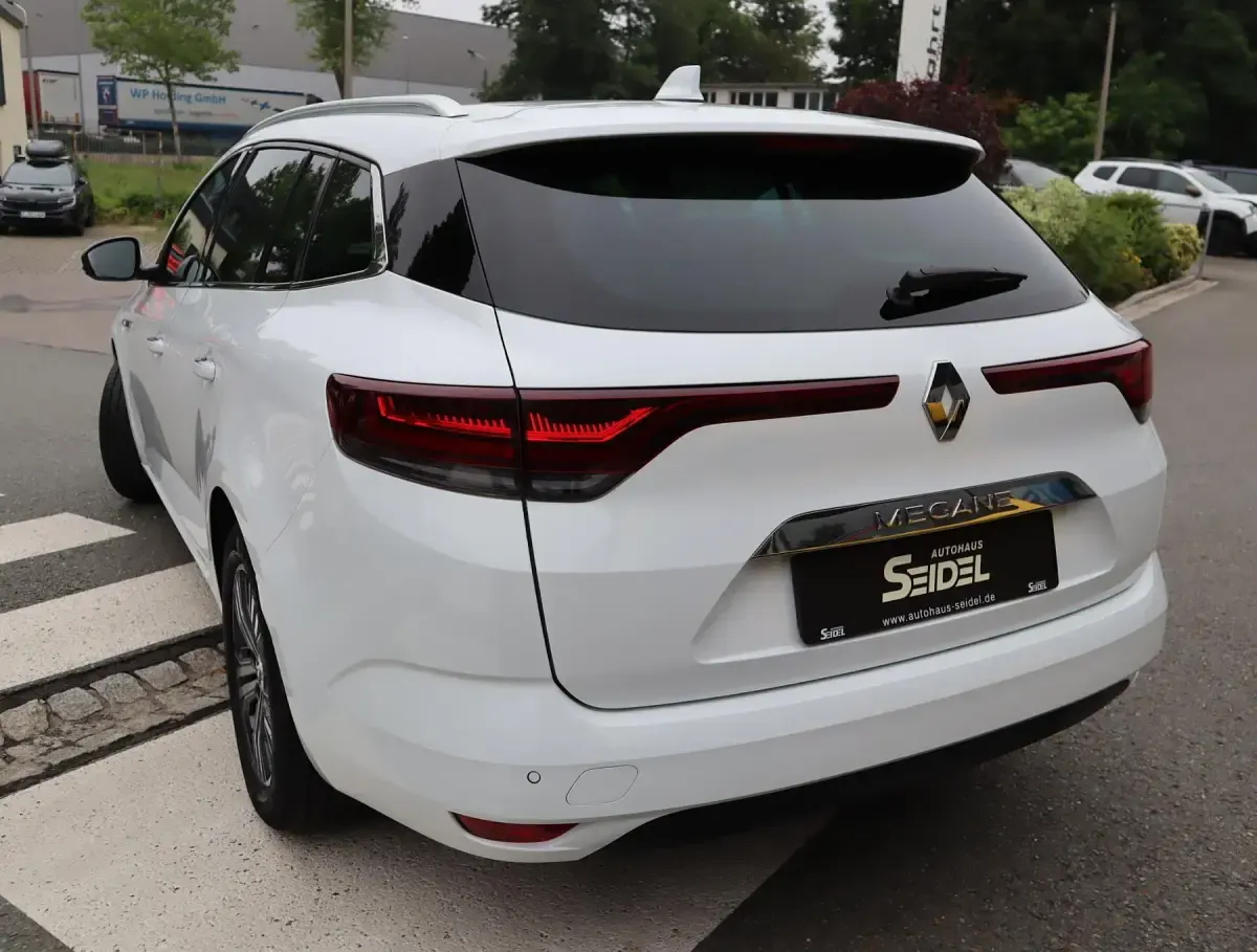 Gebraucht Renault Mégane II Intens 140 PS (102 kW) 2022 Weiß Limousine