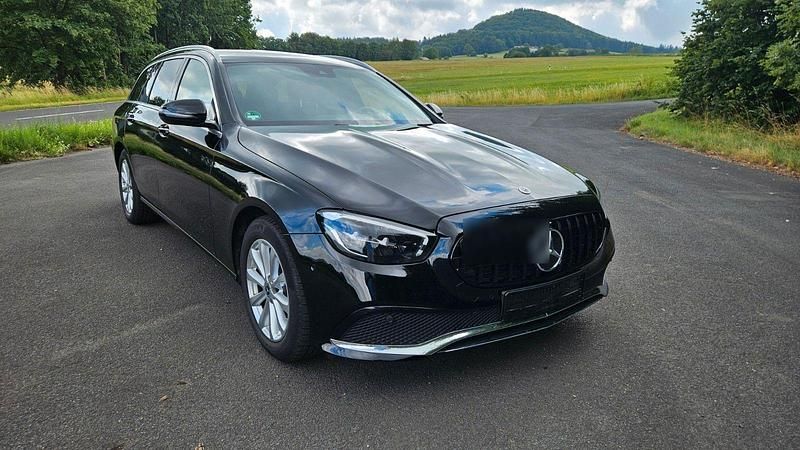 Schwarz Gebraucht 2023 Mercedes E220 Kombi | 34.500 € (Guter Preis) - Bild 1/4