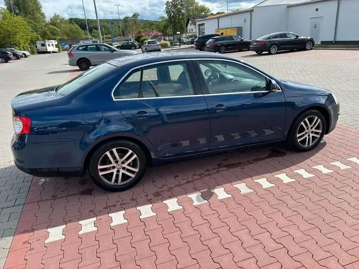 Używany VW Jetta 140 KM (102 kW) 2006 Niebieski Sedan/Limuzyna