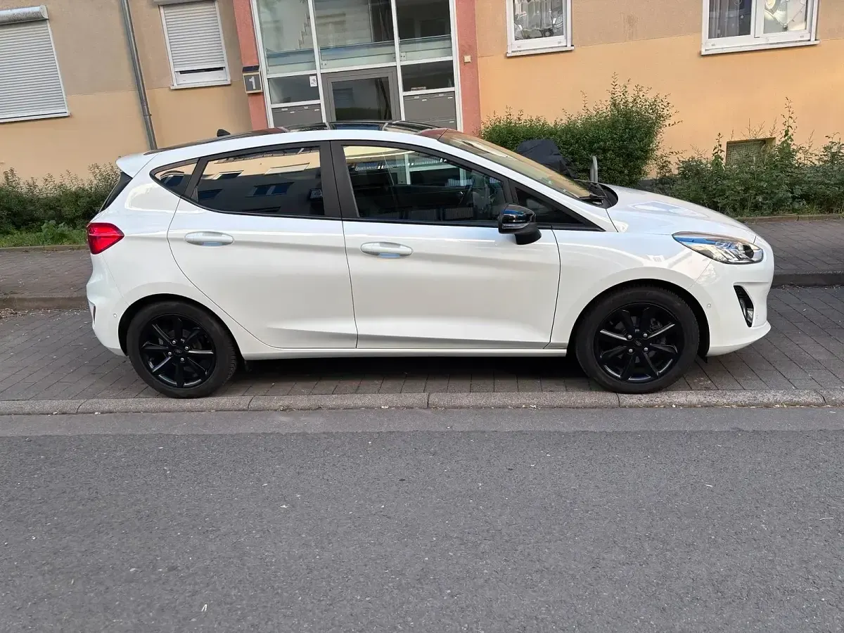 Gebraucht Ford Fiesta 101 PS (74 kW) 2018 Weiß Kleinwagen
