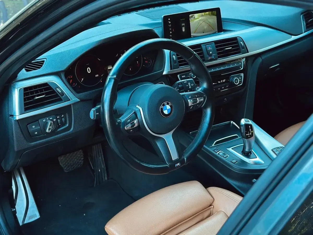 Gebraucht BMW 318 M Sport 136 PS (100 kW) 2019 Grau Kombi